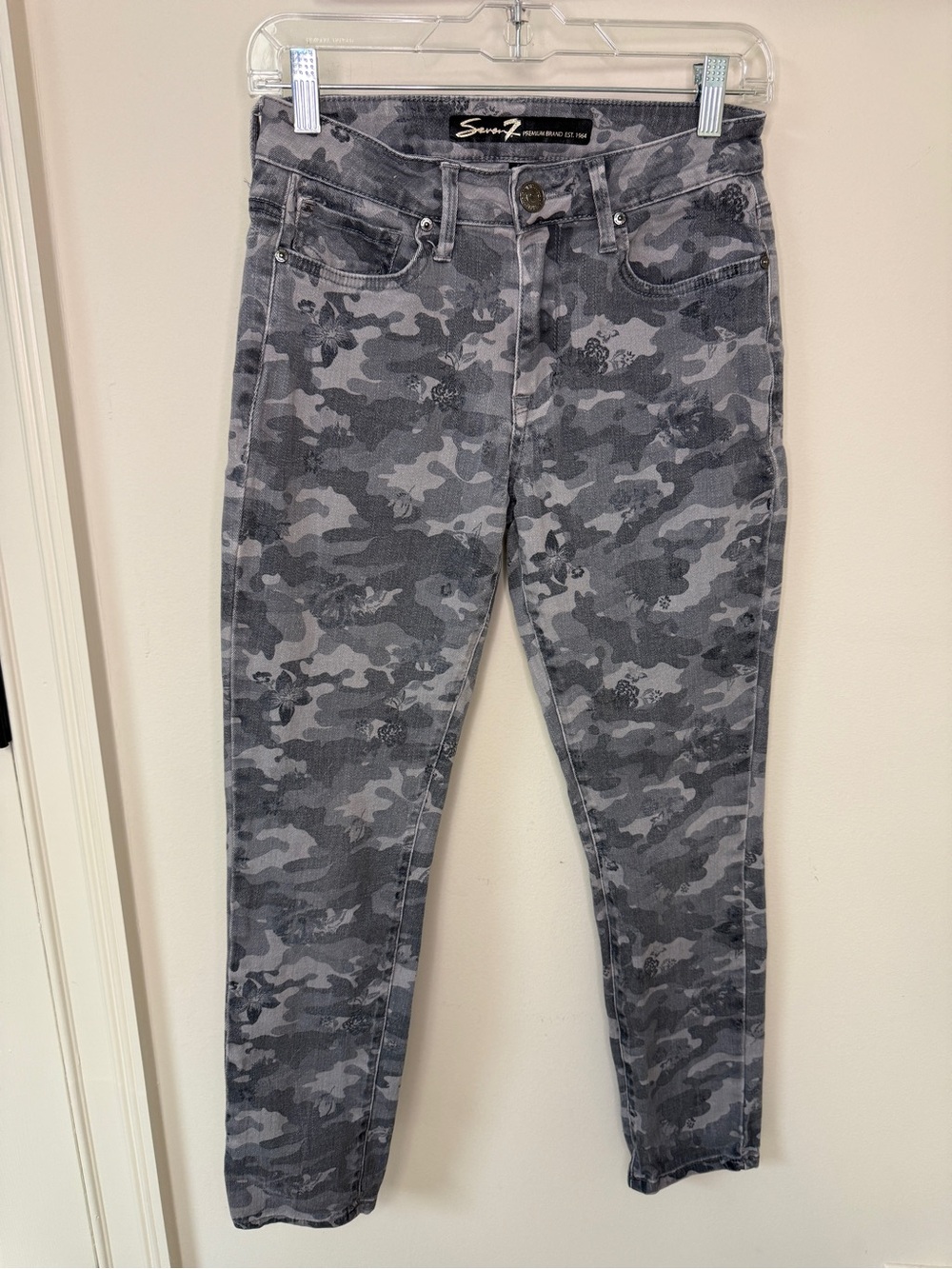 Seven7: Women's Floral Camo Mid Rise Slim Straight Jeans, Size 6